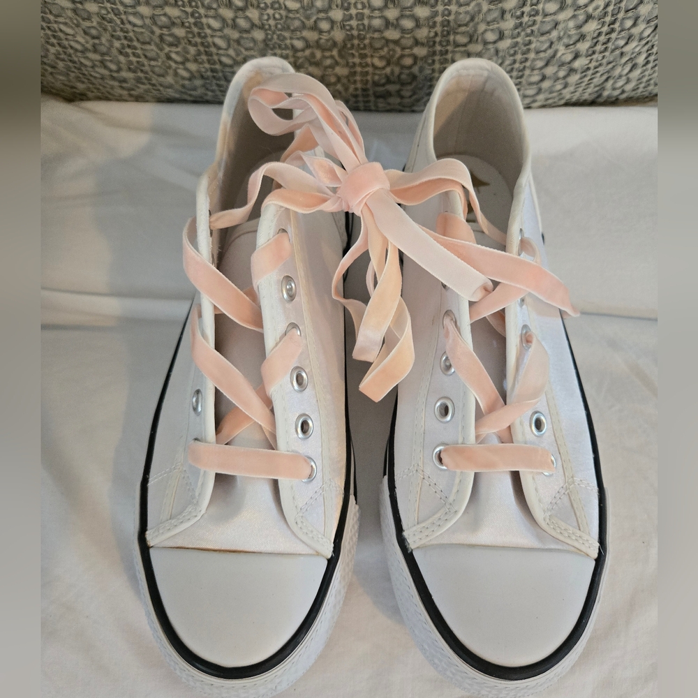 White Sneakers pinkish laces / with Metallic Eyelets